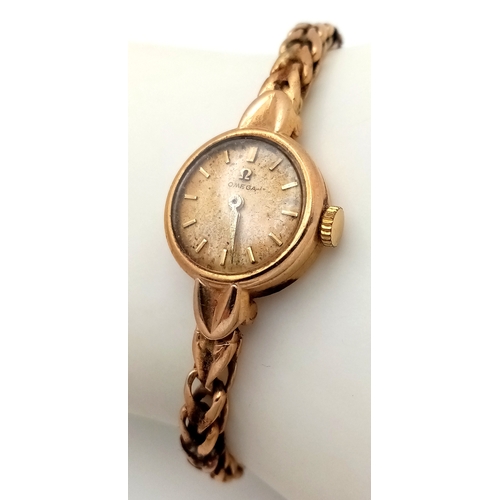 156 - A Vintage Omega 9K Gold Ladies Watch. 9k gold bracelet and case - 18mm. Patinaed dial. Mechanical, h... 