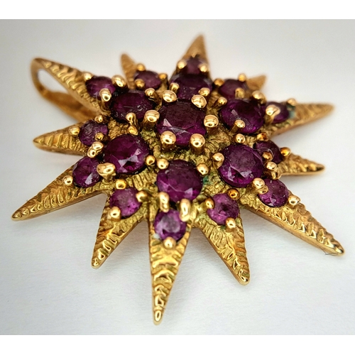 135 - A 9K Yellow Gold and Amethyst Star Pendant. 2.5cm. 2.93g.  
Ref: 2915805.