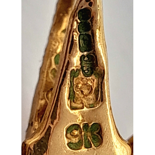 135 - A 9K Yellow Gold and Amethyst Star Pendant. 2.5cm. 2.93g.  
Ref: 2915805.