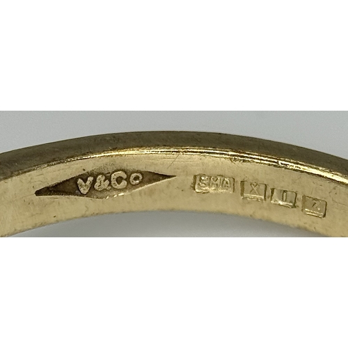 117 - A 9K YELLOW GOLD DIAMOND & RUBY FLOWER CLUSTER RING. 1.20CT DIAMOND AND RUBY APPROX 0.3CT IN WEIGHT.... 