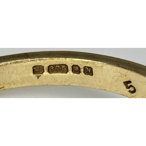 117 - A 9K YELLOW GOLD DIAMOND & RUBY FLOWER CLUSTER RING. 1.20CT DIAMOND AND RUBY APPROX 0.3CT IN WEIGHT.... 