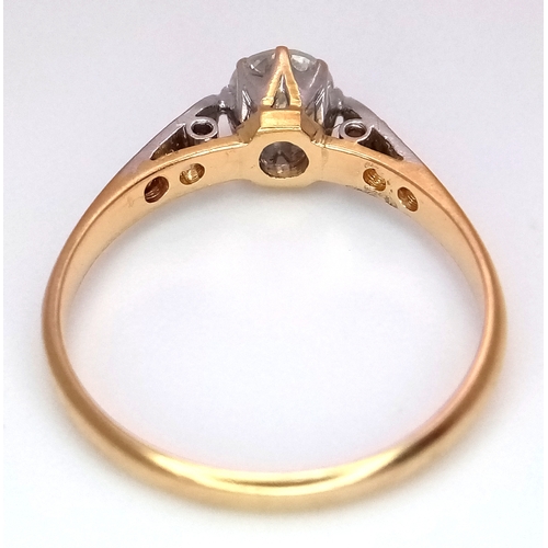 180 - AN 18K YELLOW GOLD & PLATINUM VINTAGE DIAMOND RING. DIAMOND WEIGHT 0.40CT. TOTAL WEIGHT 1.8G. SIZE K... 