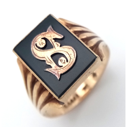 77 - CLASSIC 9 CARAT GOLD SIGNET RING. Having BLACK ONYX set to top with a  GOLD INITIAL ‘S’ . 6 Grams. S... 