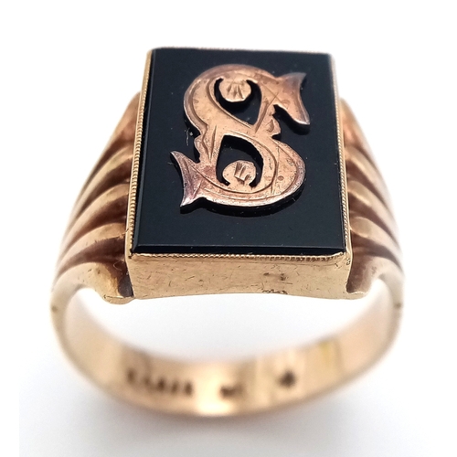 77 - CLASSIC 9 CARAT GOLD SIGNET RING. Having BLACK ONYX set to top with a  GOLD INITIAL ‘S’ . 6 Grams. S... 