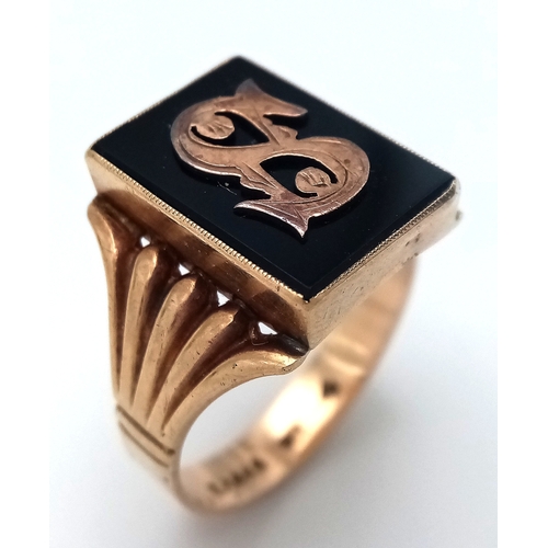 77 - CLASSIC 9 CARAT GOLD SIGNET RING. Having BLACK ONYX set to top with a  GOLD INITIAL ‘S’ . 6 Grams. S... 