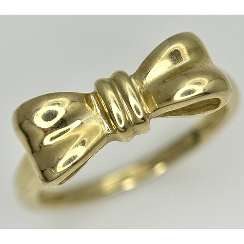 575 - A 9K Yellow Gold Ring in Bow-Tie Form. Size P 1/2. 2.85g.
