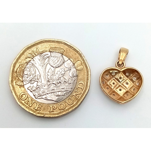 940 - A 9K Yellow Gold Diamond Heart Pendant. 2cm. 0.95g.