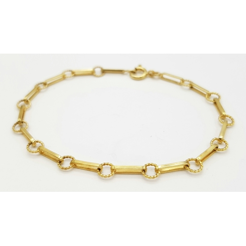 568 - A 9K Yellow Gold Elongated Link Bracelet. 18cm. 3.75g.