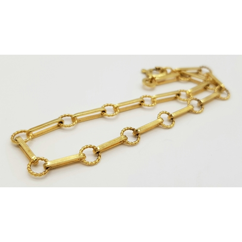 568 - A 9K Yellow Gold Elongated Link Bracelet. 18cm. 3.75g.