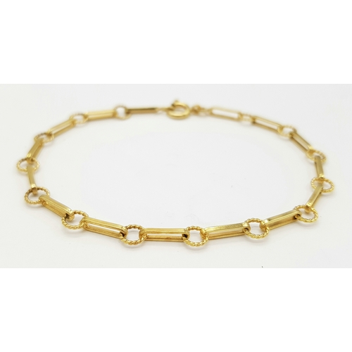 568 - A 9K Yellow Gold Elongated Link Bracelet. 18cm. 3.75g.