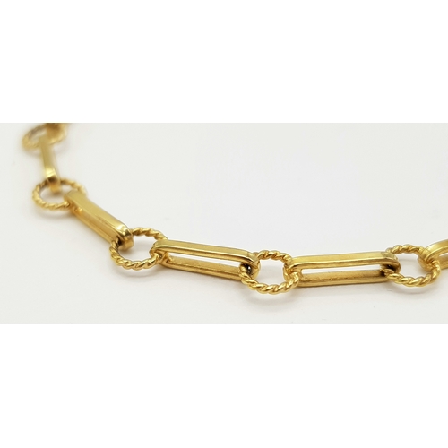 568 - A 9K Yellow Gold Elongated Link Bracelet. 18cm. 3.75g.