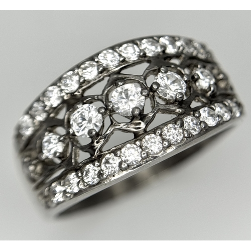 738 - A stunning 14K white gold CZ stone set ring. Total weight 3.7G. Size Q/R.