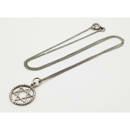 886 - A vintage 925 silver Star of David pendant, set on a silver chain necklace. Total weight 2G. Total l... 