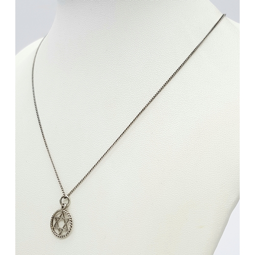 886 - A vintage 925 silver Star of David pendant, set on a silver chain necklace. Total weight 2G. Total l... 