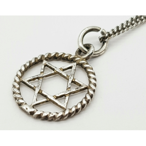 886 - A vintage 925 silver Star of David pendant, set on a silver chain necklace. Total weight 2G. Total l... 