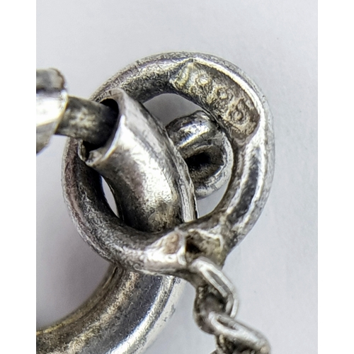 886 - A vintage 925 silver Star of David pendant, set on a silver chain necklace. Total weight 2G. Total l... 