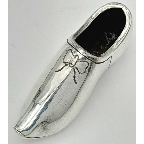 900 - An antique sterling silver shoe figurine. Full Chester hallmarks, 1903. Total weight 5.4G. 5cm lengt... 