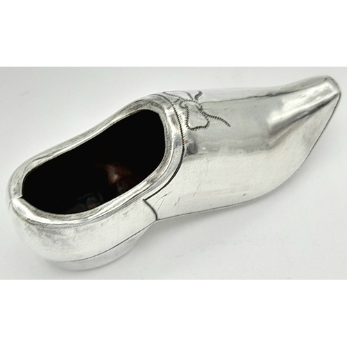 900 - An antique sterling silver shoe figurine. Full Chester hallmarks, 1903. Total weight 5.4G. 5cm lengt... 