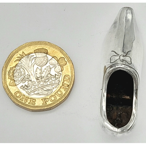 900 - An antique sterling silver shoe figurine. Full Chester hallmarks, 1903. Total weight 5.4G. 5cm lengt... 