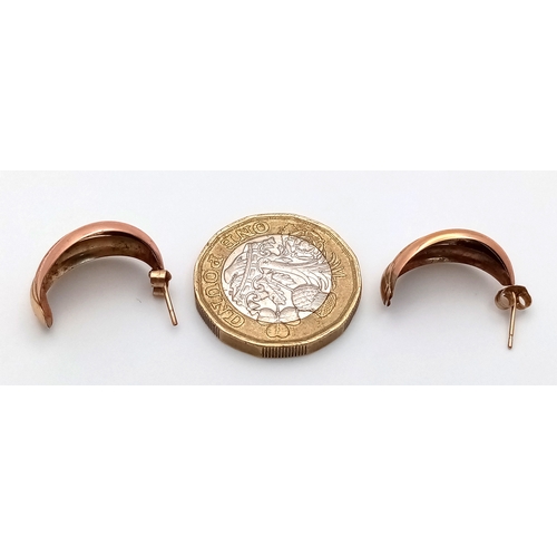 954 - A Pair of 9K Three Shade Gold Earrings in Shell Form. 1.17g.