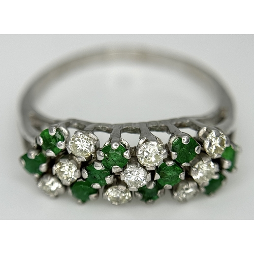 149 - AN 18K WHITE GOLD DIAMOND AND EMERALD RING. 4.6G. SIZE V. SPSA-3013.