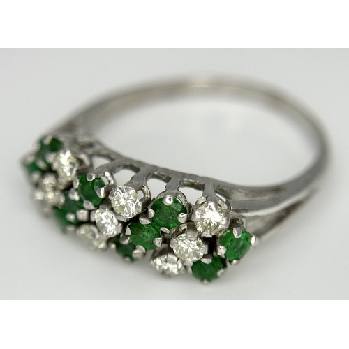 149 - AN 18K WHITE GOLD DIAMOND AND EMERALD RING. 4.6G. SIZE V. SPSA-3013.