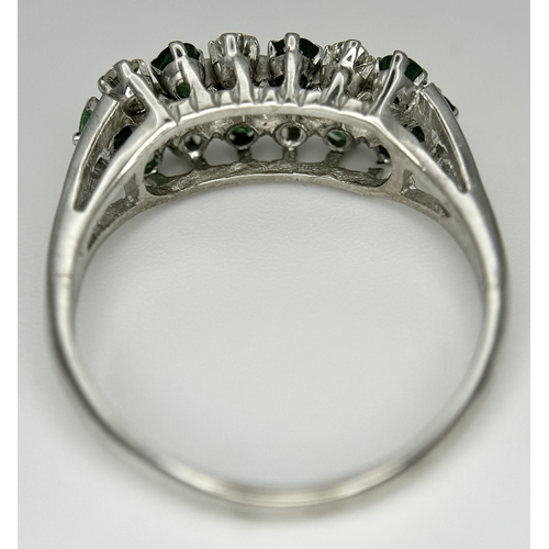 149 - AN 18K WHITE GOLD DIAMOND AND EMERALD RING. 4.6G. SIZE V. SPSA-3013.