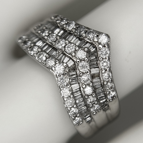 180 - AN 18K WHITE GOLD FIVE ROW DIAMOND CHEVRON SHAPED RING. 0.75CTW OF ROUND AND TAPERED BAGUETTE DIAMON... 