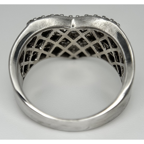 180 - AN 18K WHITE GOLD FIVE ROW DIAMOND CHEVRON SHAPED RING. 0.75CTW OF ROUND AND TAPERED BAGUETTE DIAMON... 