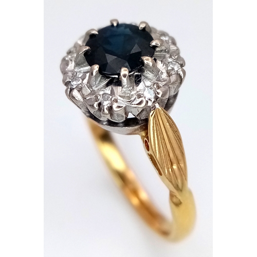 233 - AN 18K YELLOW GOLD DIAMOND AND SAPPHIRE RING. 4G. SIZE M. SPSA-3015.