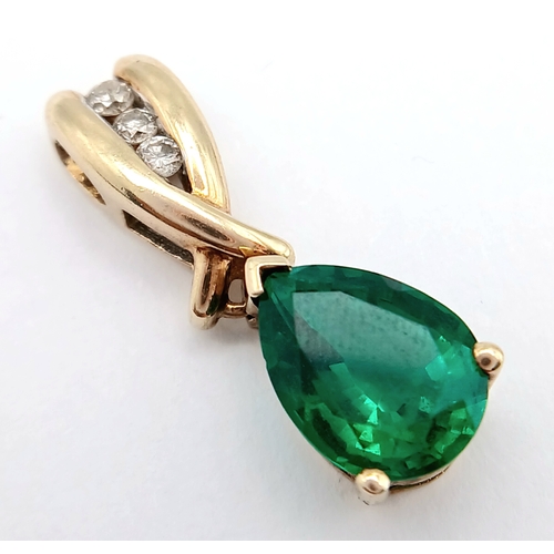 723 - A 9k yellow gold diamond and green stone pendant, 0.05ct diamond weight, total weight 1.3g. 2177I