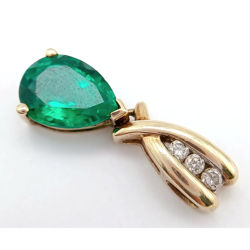 723 - A 9k yellow gold diamond and green stone pendant, 0.05ct diamond weight, total weight 1.3g. 2177I
