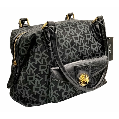 935 - A matching set of DKNY shoulder bag (34X18 cm), purse (19.5 X12 cm) and an umbrella. In very good co... 