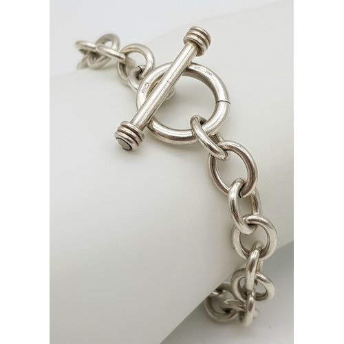 944 - A STERLING SILVER T BAR CLASPED BRACELET. TOTAL WEIGHT 17.6G. TOTAL LENGTH 19.5CM. 3652