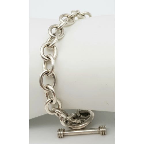 944 - A STERLING SILVER T BAR CLASPED BRACELET. TOTAL WEIGHT 17.6G. TOTAL LENGTH 19.5CM. 3652