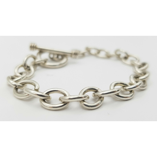 944 - A STERLING SILVER T BAR CLASPED BRACELET. TOTAL WEIGHT 17.6G. TOTAL LENGTH 19.5CM. 3652