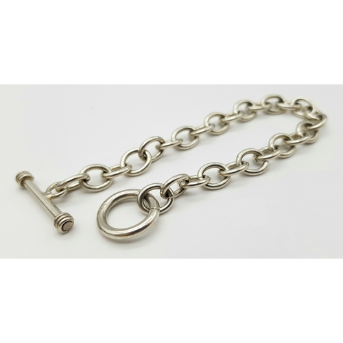 944 - A STERLING SILVER T BAR CLASPED BRACELET. TOTAL WEIGHT 17.6G. TOTAL LENGTH 19.5CM. 3652