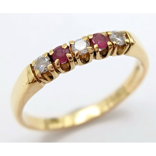 131 - A FANCY 18K YELLOW GOLD DIAMOND AND RUBY 5 STONE RING. TOTAL WEIGHT 2.5G. SIZE M. SC 9040