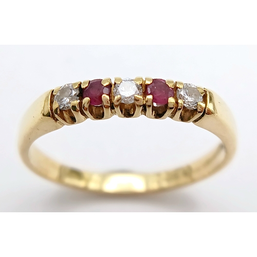 131 - A FANCY 18K YELLOW GOLD DIAMOND AND RUBY 5 STONE RING. TOTAL WEIGHT 2.5G. SIZE M. SC 9040