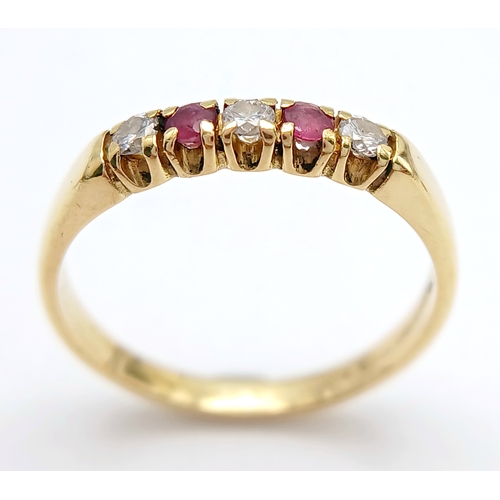 131 - A FANCY 18K YELLOW GOLD DIAMOND AND RUBY 5 STONE RING. TOTAL WEIGHT 2.5G. SIZE M. SC 9040
