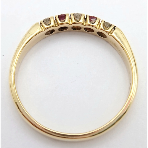 131 - A FANCY 18K YELLOW GOLD DIAMOND AND RUBY 5 STONE RING. TOTAL WEIGHT 2.5G. SIZE M. SC 9040