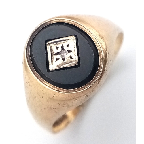 168 - Vintage 9 CARAT GOLD SIGNET RING. Having BLACK ONYX TOP with DIAMOND POINT CENTRE DETAIL. Full UK ha... 