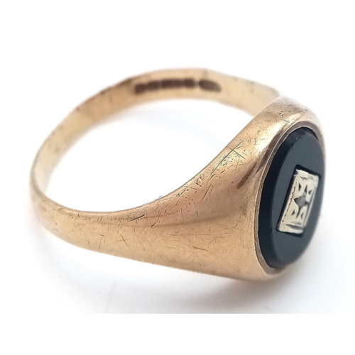 168 - Vintage 9 CARAT GOLD SIGNET RING. Having BLACK ONYX TOP with DIAMOND POINT CENTRE DETAIL. Full UK ha... 