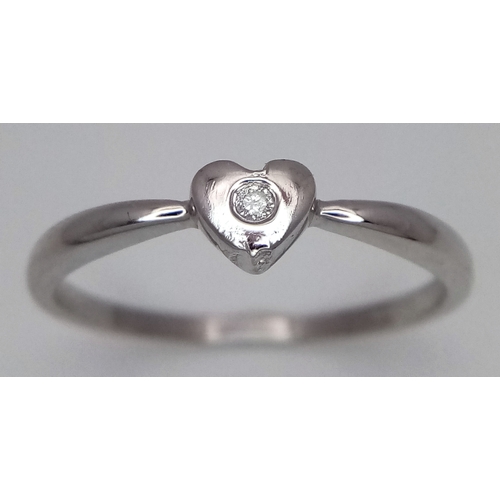 559 - A 9K WHITE GOLD DIAMOND SET HEART RING. TOTAL WEIGHT 2G. SIZE S. SC 9012