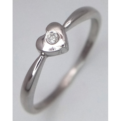 559 - A 9K WHITE GOLD DIAMOND SET HEART RING. TOTAL WEIGHT 2G. SIZE S. SC 9012