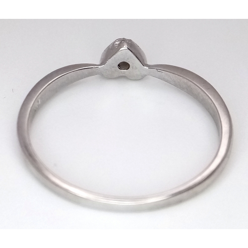 559 - A 9K WHITE GOLD DIAMOND SET HEART RING. TOTAL WEIGHT 2G. SIZE S. SC 9012