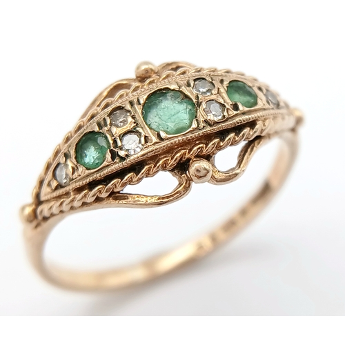 573 - A 9K YELLOW GOLD VINTAGE DIAMOND AND EMERALD RING. TOTAL WEIGHT 2.2G. SIZE M. SC 9042