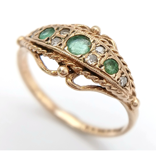 573 - A 9K YELLOW GOLD VINTAGE DIAMOND AND EMERALD RING. TOTAL WEIGHT 2.2G. SIZE M. SC 9042