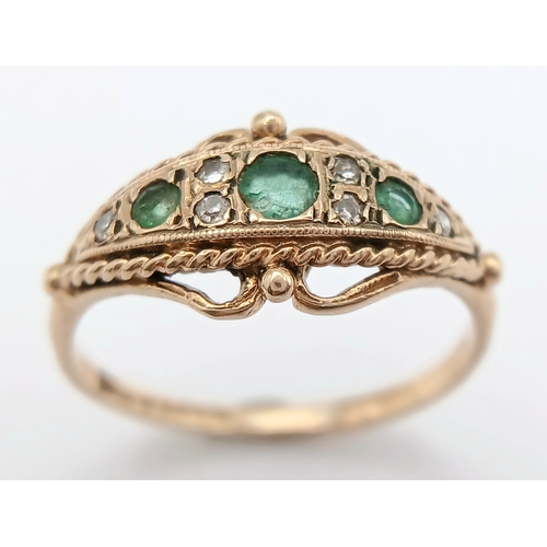 573 - A 9K YELLOW GOLD VINTAGE DIAMOND AND EMERALD RING. TOTAL WEIGHT 2.2G. SIZE M. SC 9042