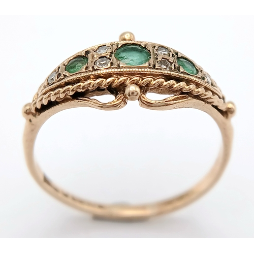 573 - A 9K YELLOW GOLD VINTAGE DIAMOND AND EMERALD RING. TOTAL WEIGHT 2.2G. SIZE M. SC 9042